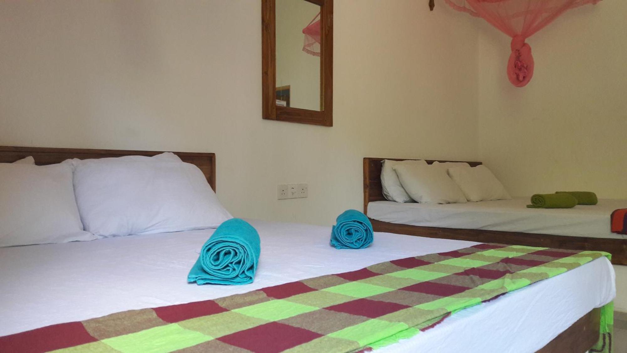 Share Safari House Udawalawe Bed and Breakfast Buitenkant foto